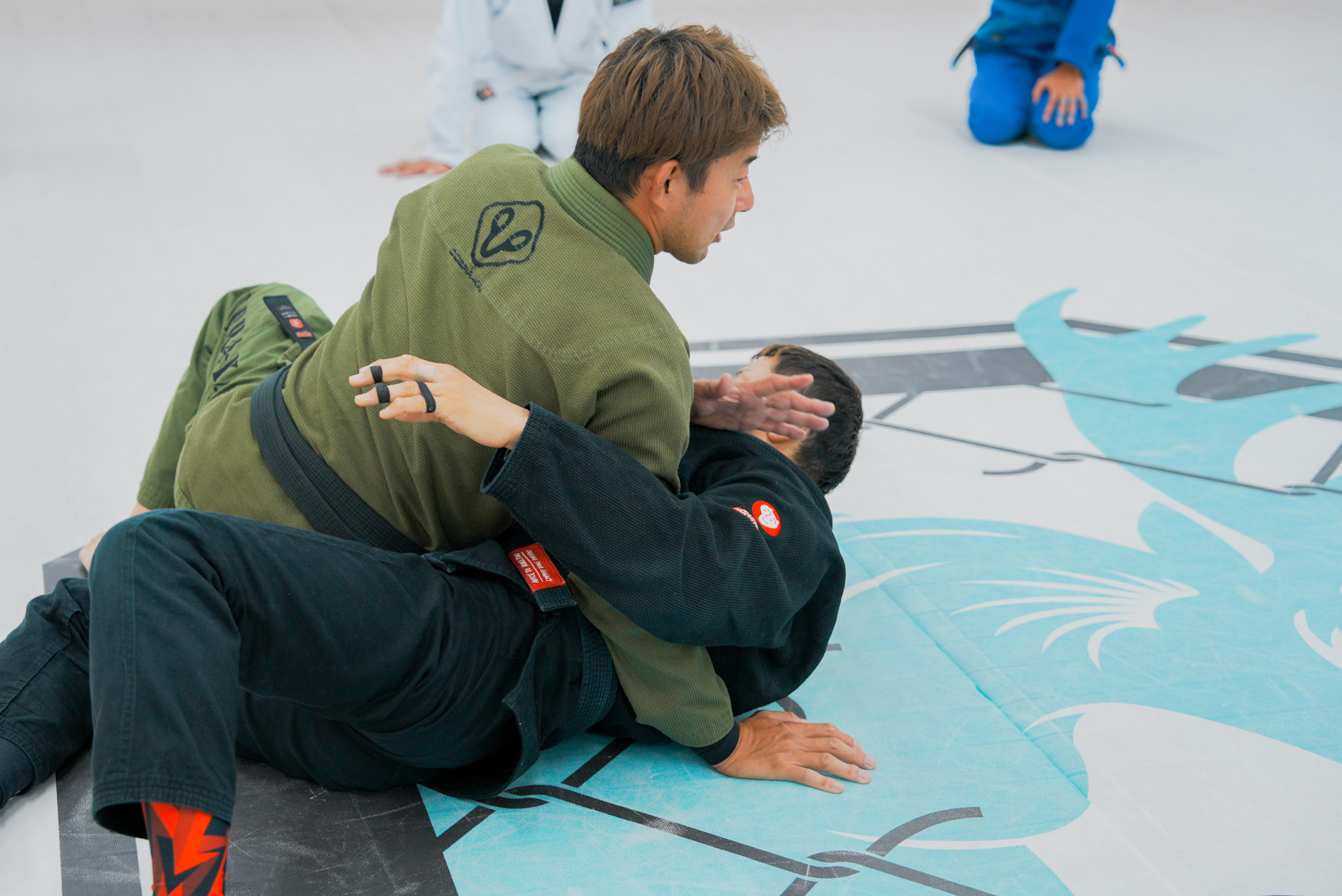 タックルをする女性