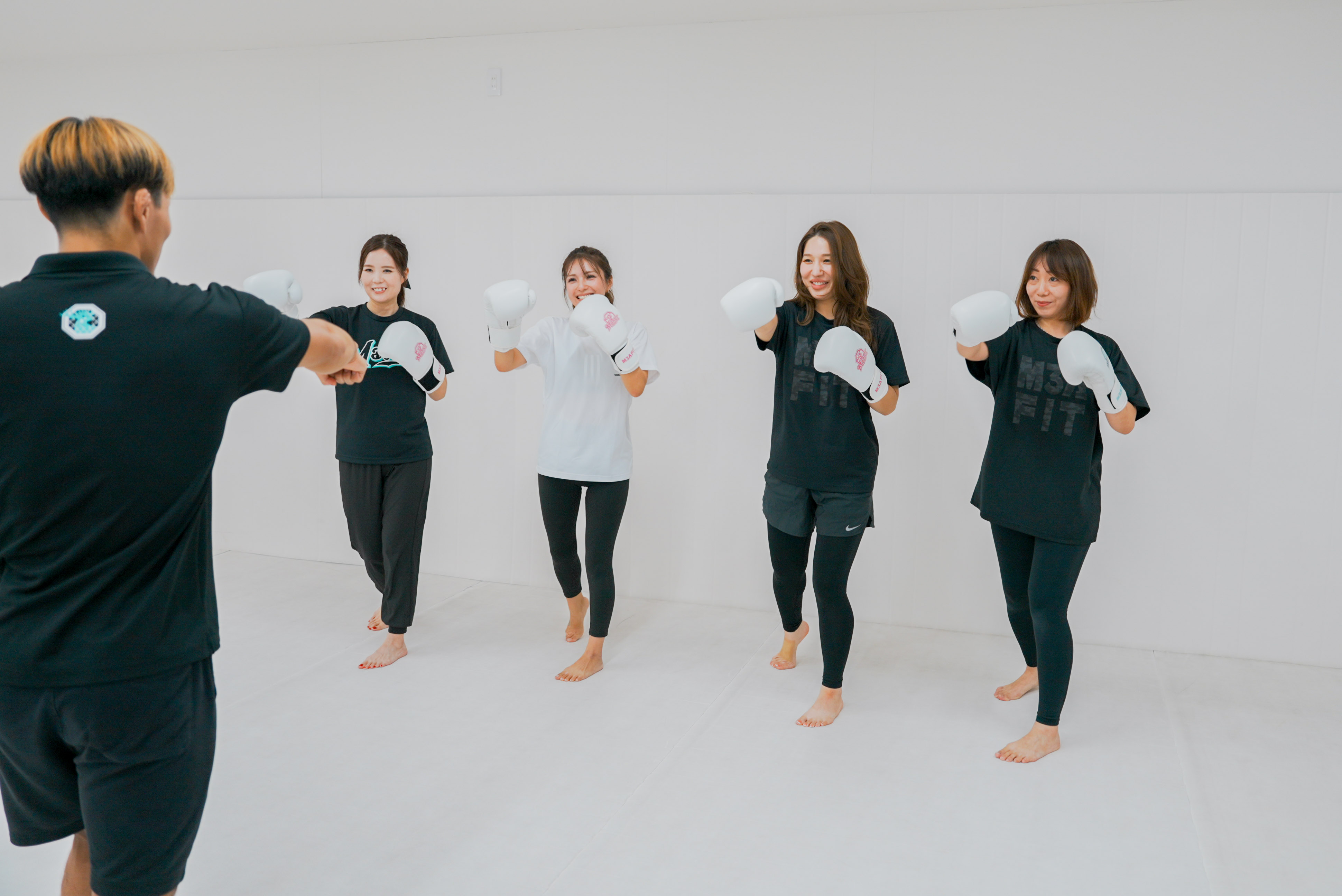 キックボクシングの構えをする女性