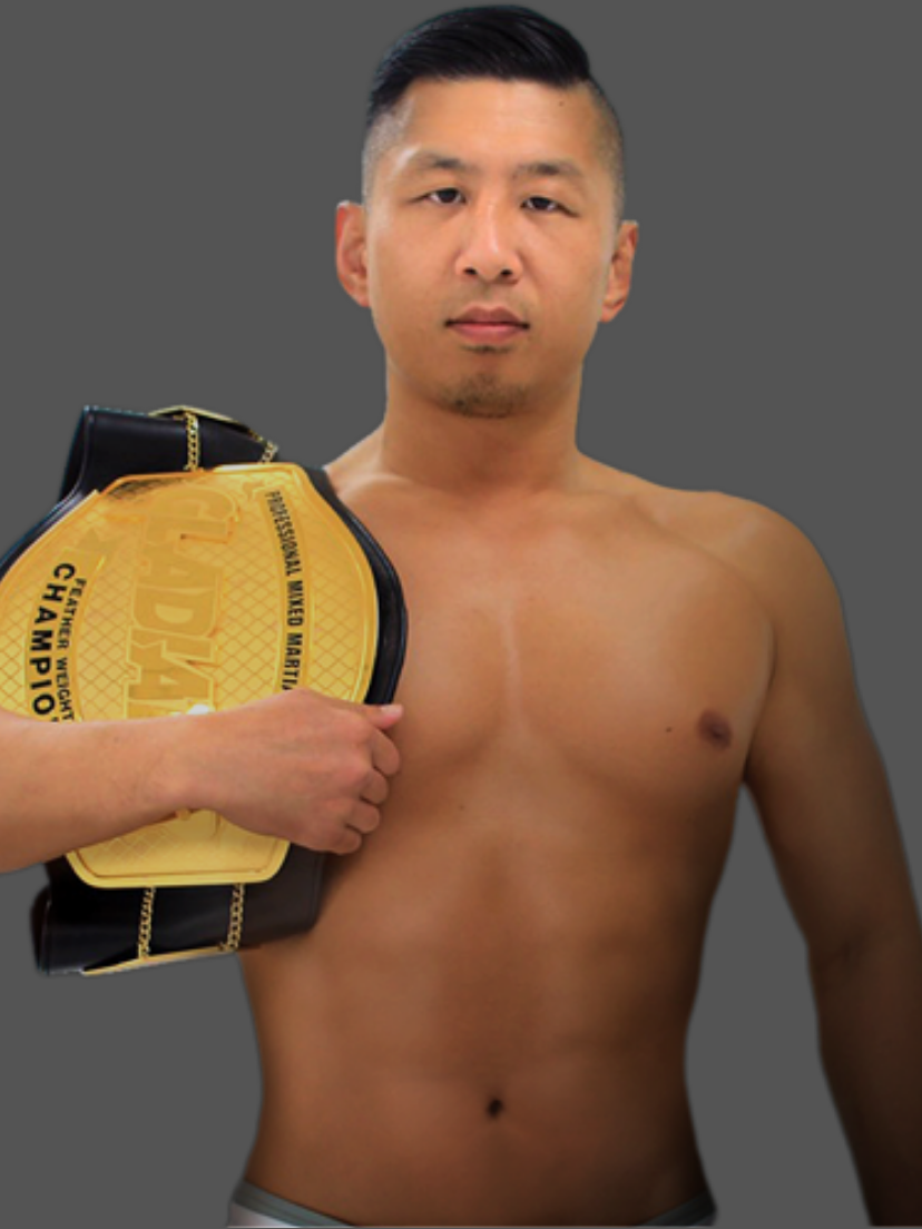 サンドバックを蹴る女性